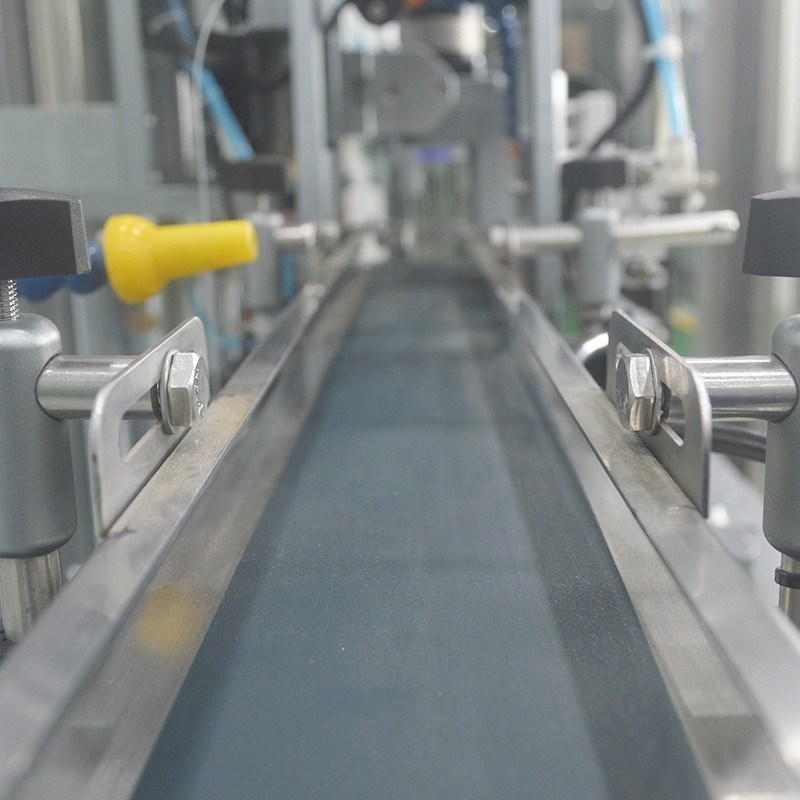 速度は1頭のキャピングマシンで,調整可能な頭サイズと制御可能なトルク