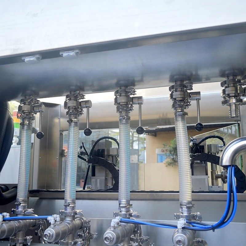 潤滑油と液体シャンプーを詰める機械